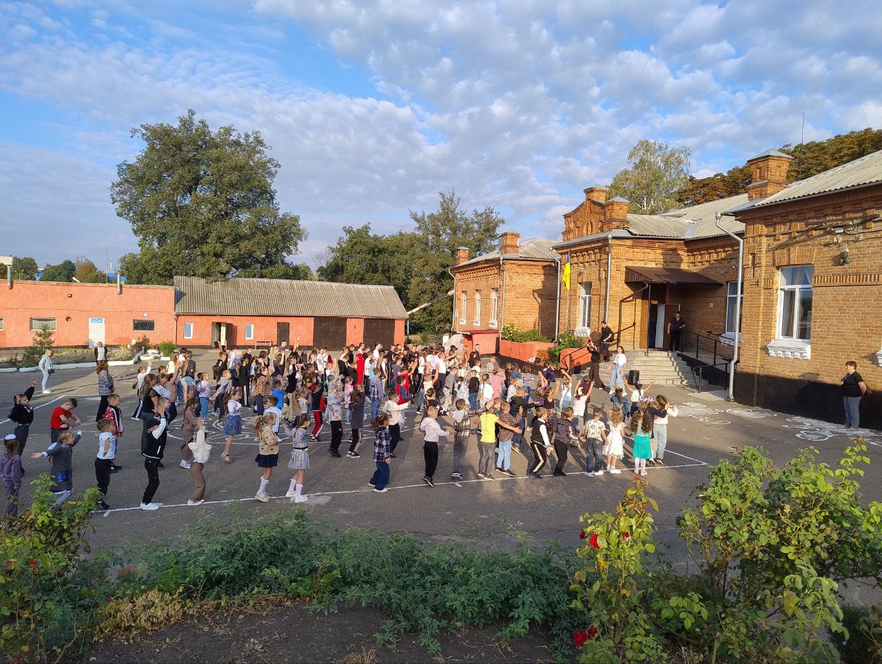 Ранкова фізкультхвилинка перед уроками — чудовий спосіб збадьоритися та зарядитися енергією на весь день!