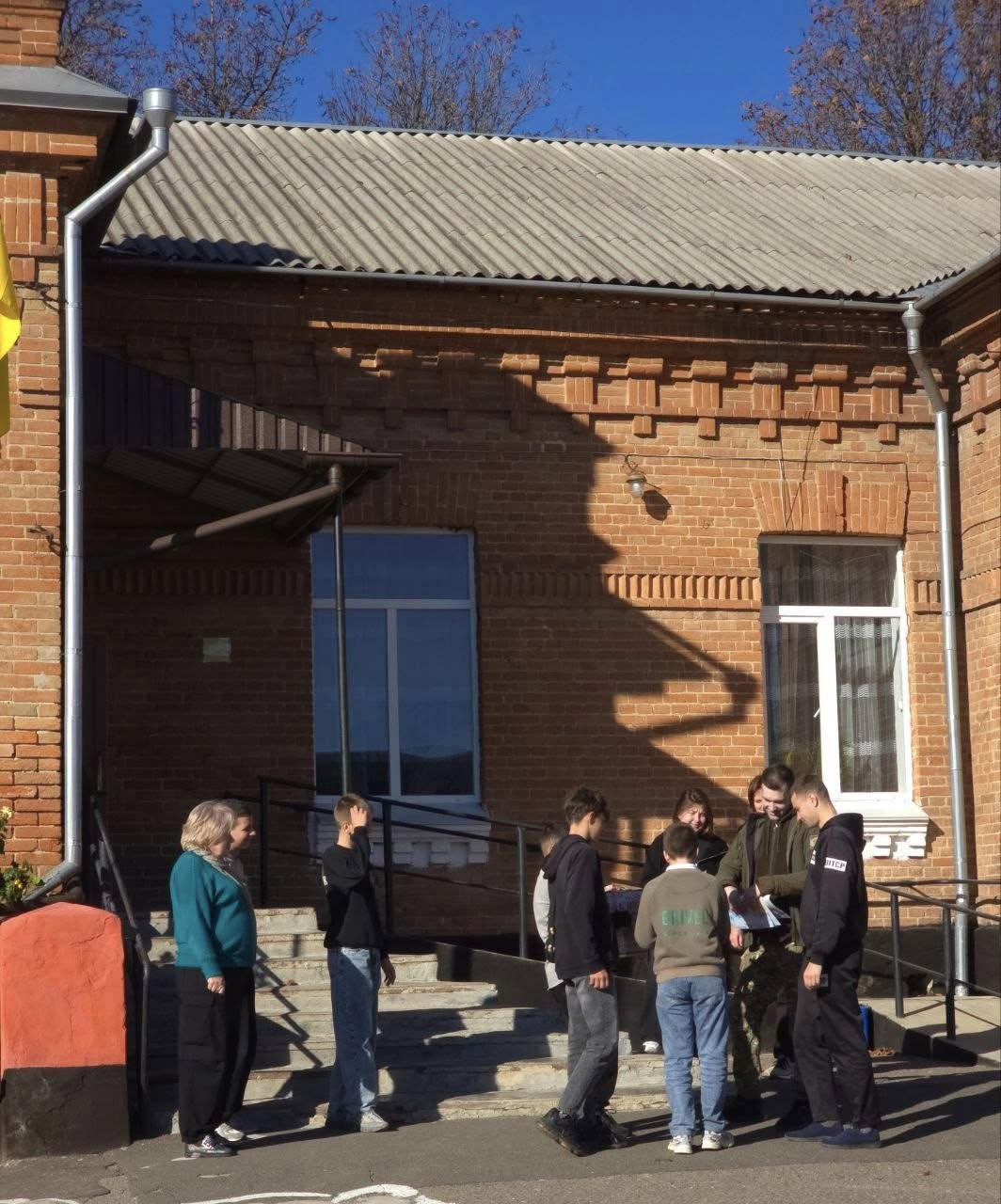 ПРОДОВЖУЄМО ДОПОМАГАТИ НАШИМ ВИПУСКНИКАМ